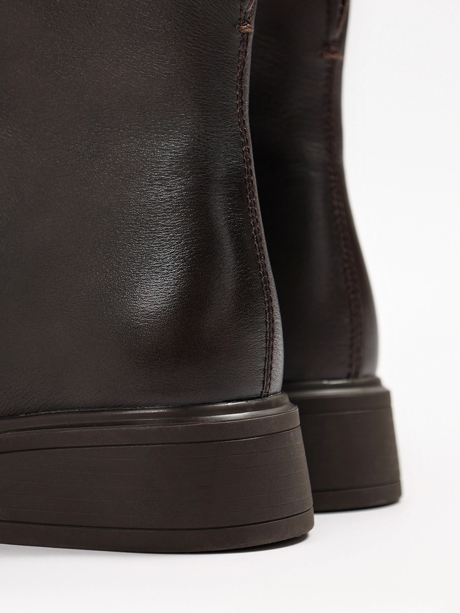 Ботинки темно-коричневого цвета на среднем широком каблуке